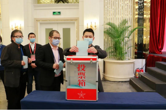 中國(guó)演藝設(shè)備技術(shù)協(xié)會(huì)第七屆第一次會(huì)員代表暨第一次理事會(huì)議在廣州成功舉辦。祝賀恩平市海天電子科技有限公司成為中國(guó)演藝設(shè)備技術(shù)協(xié)會(huì)第七屆常務(wù)理事單位。